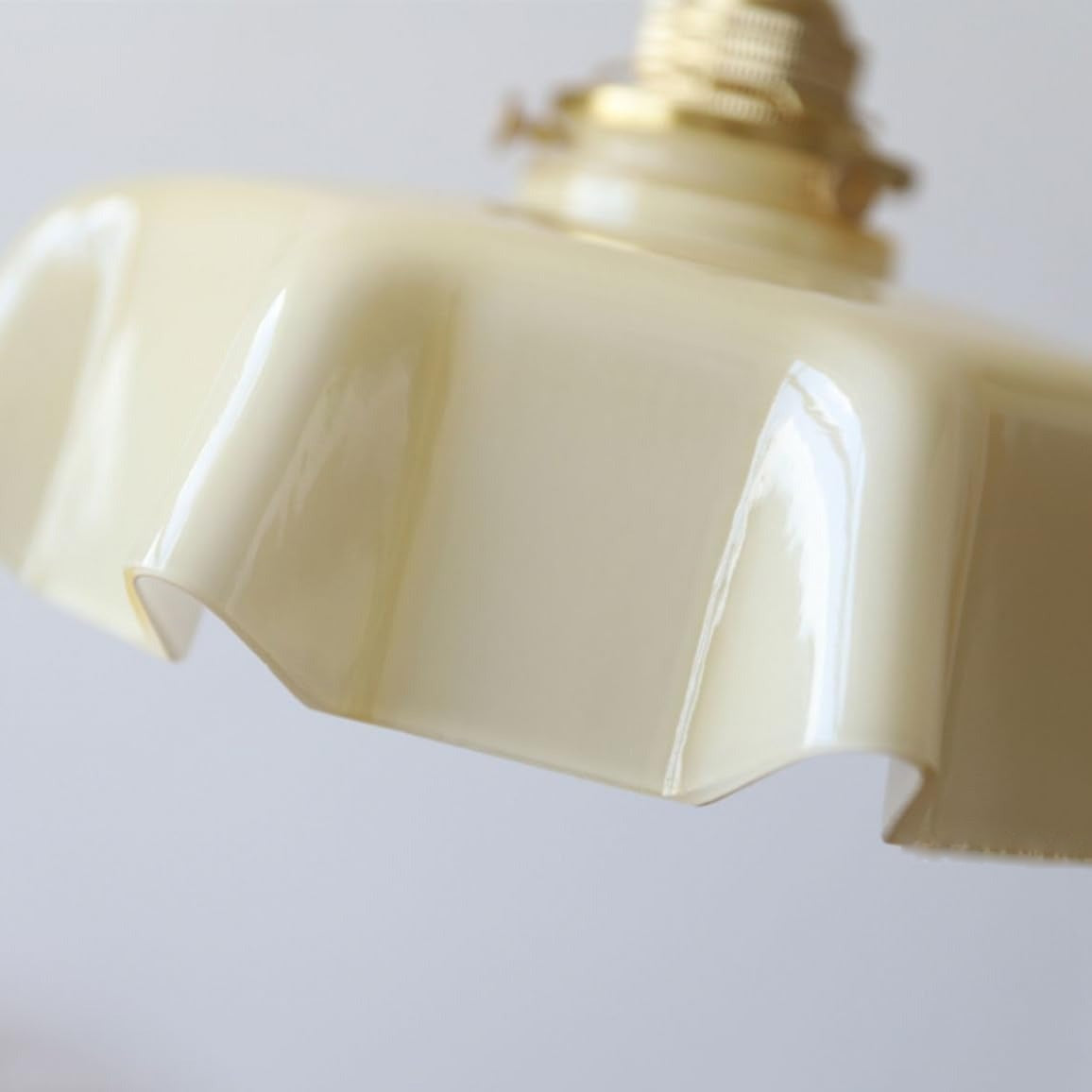 Close-up of the Fleur cream scalloped glass edge